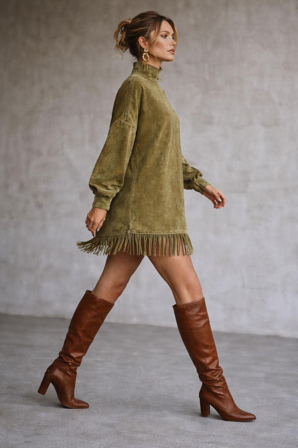 Amalia ║ Vestido de ante con cuello alto y flecos