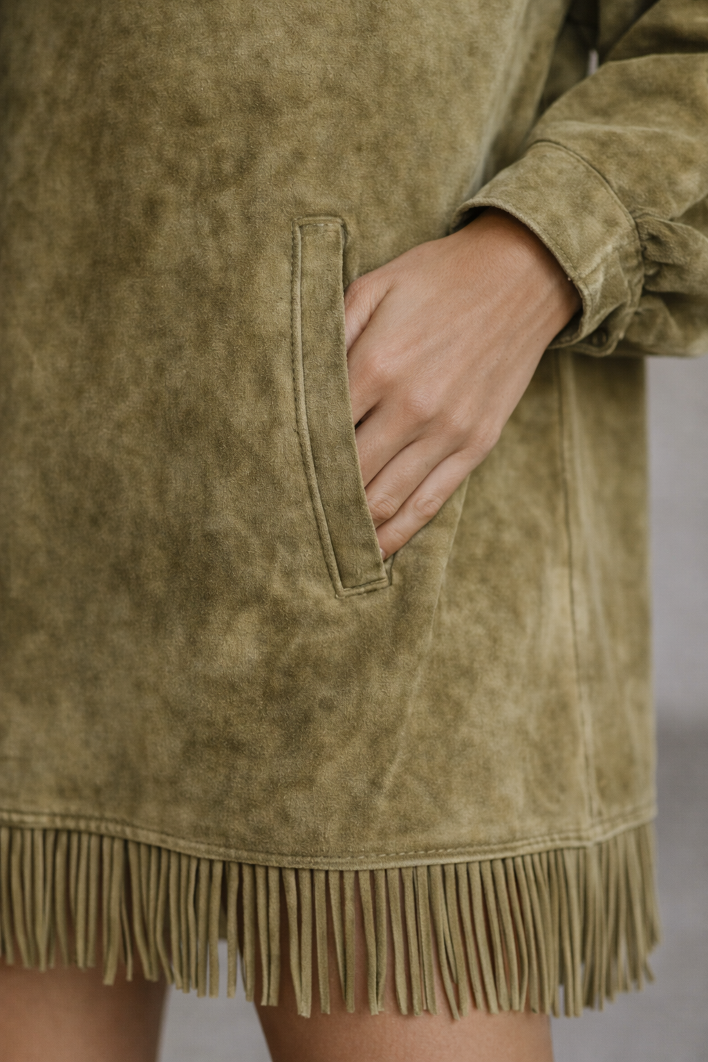 Amalia ║ Vestido de ante con cuello alto y flecos